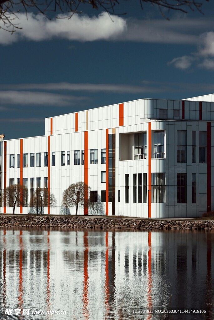 湖畔现代建筑的宁静景致