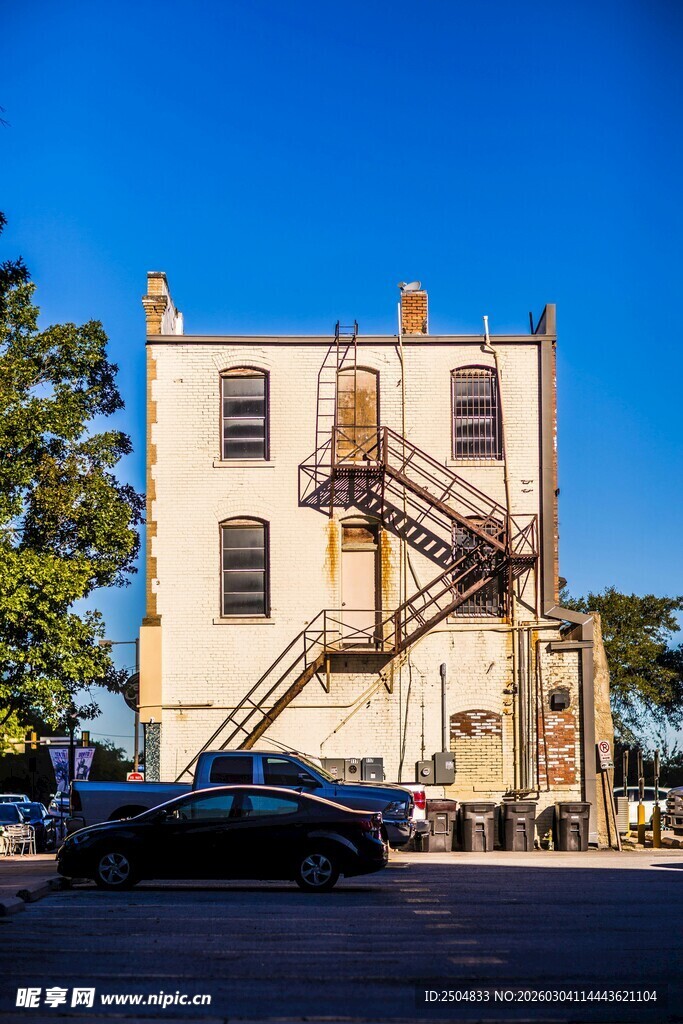 复古三层建筑与户外楼梯