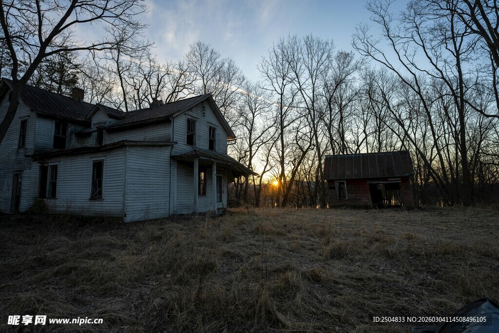 黄昏下的老旧房屋