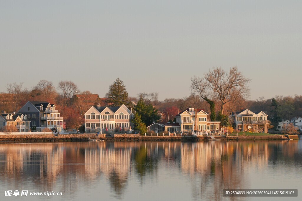 湖畔小镇风光 宁静美好