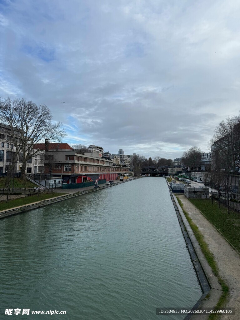 河畔城镇风景