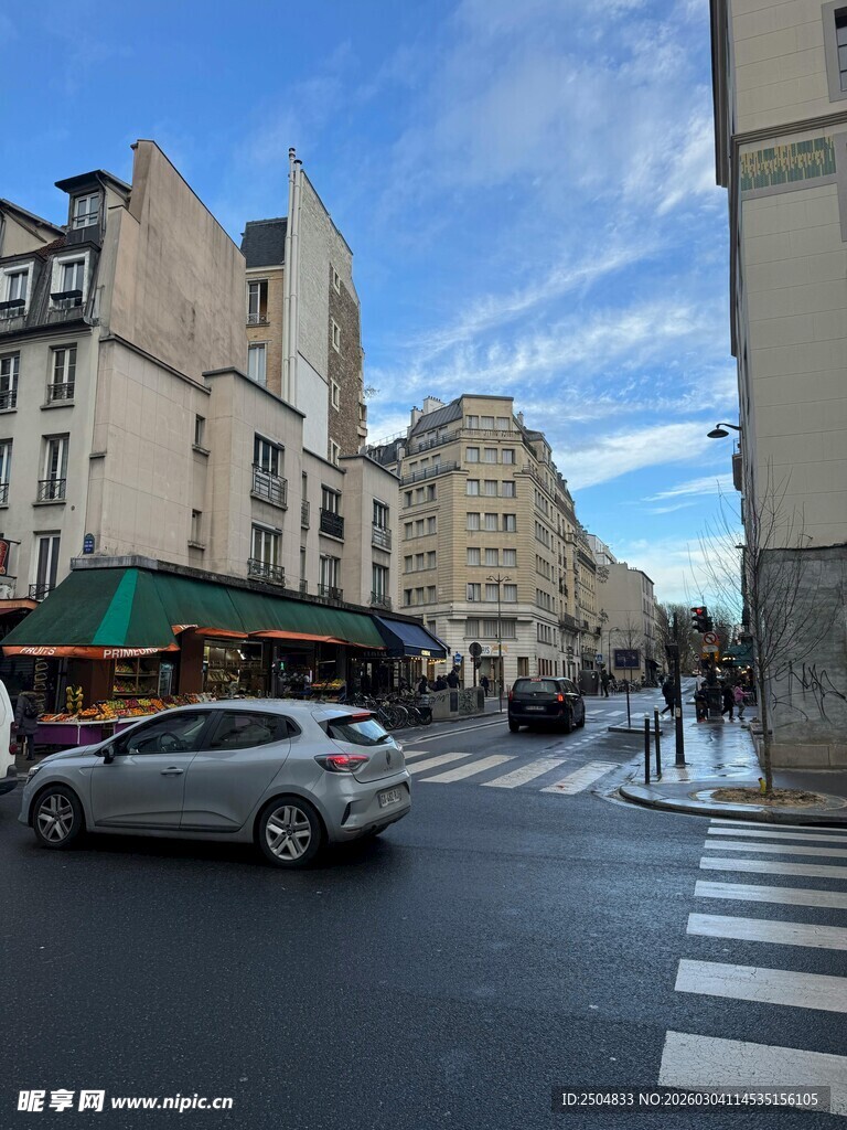 城市街道上的车辆与行人