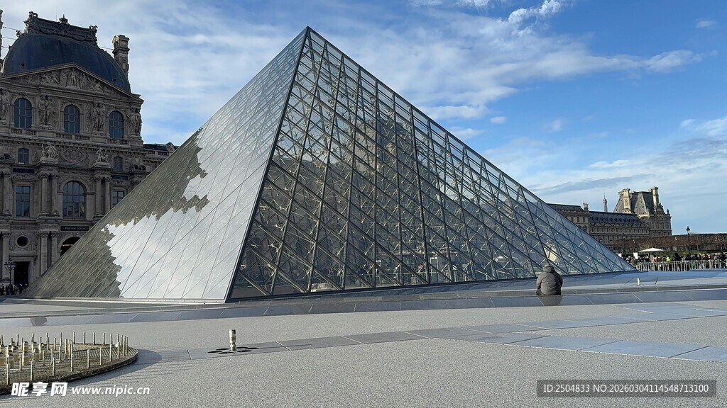 卢浮宫前的标志性玻璃金字塔