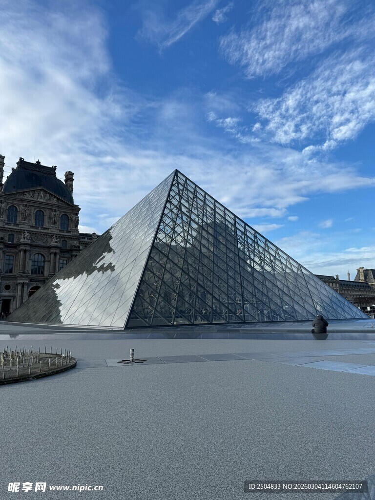 卢浮宫前的玻璃金字塔