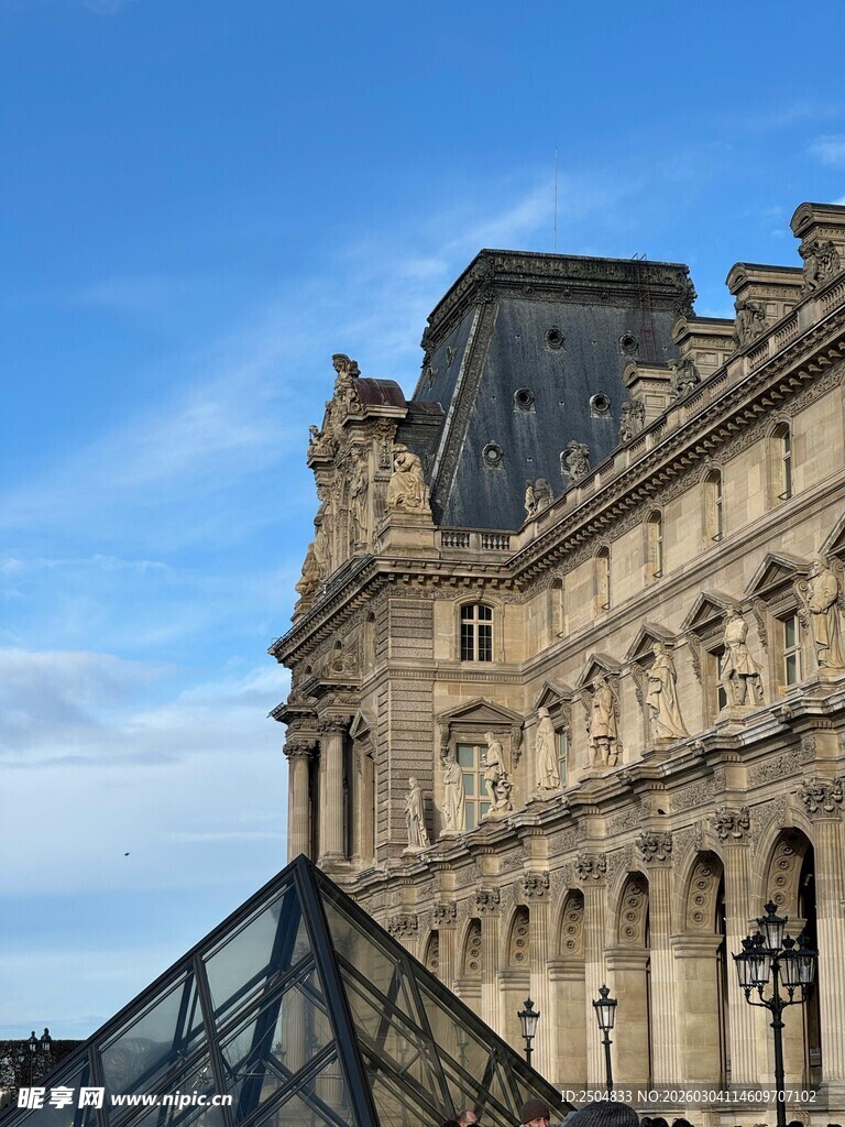 卢浮宫建筑与玻璃金字塔