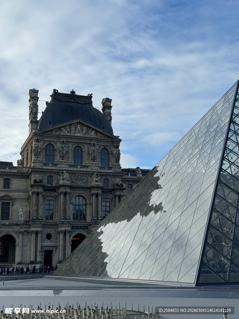 卢浮宫前的玻璃金字塔景观