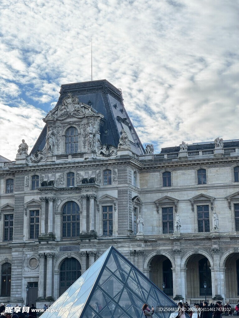 卢浮宫前的玻璃金字塔景观