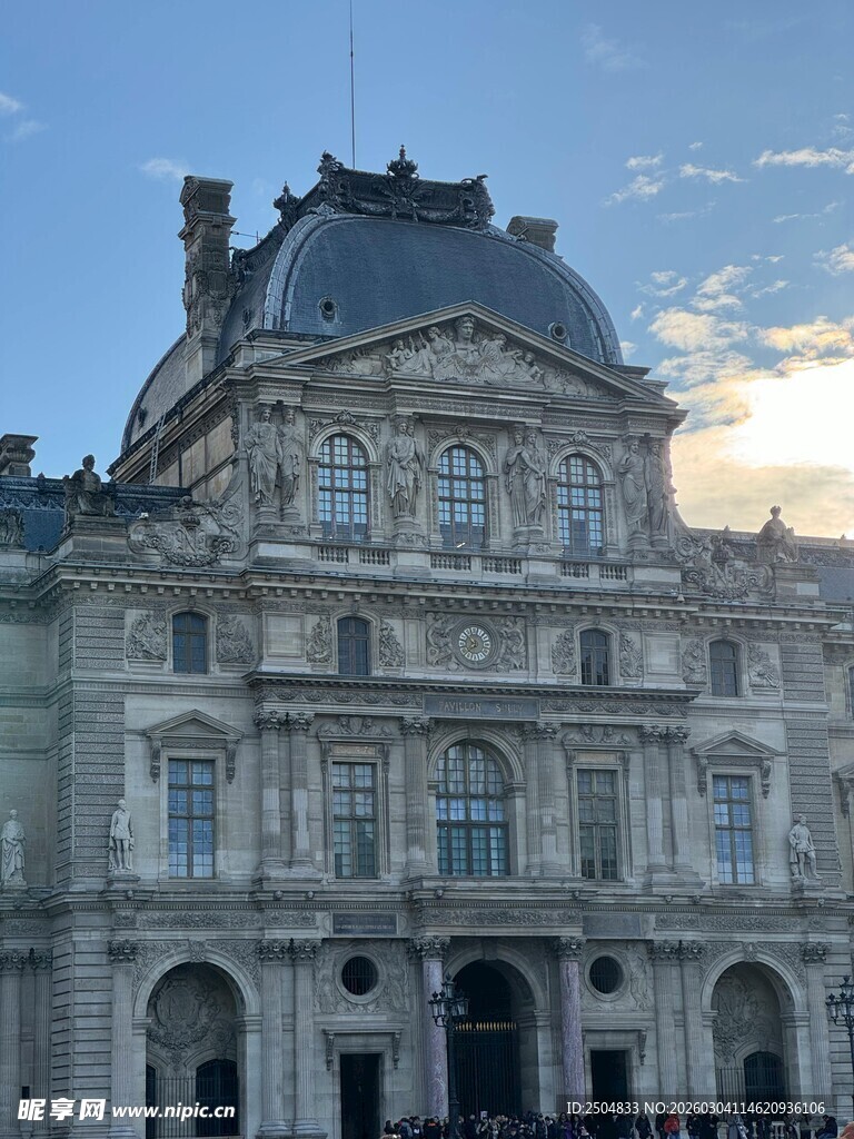 巴黎卢浮宫建筑外观