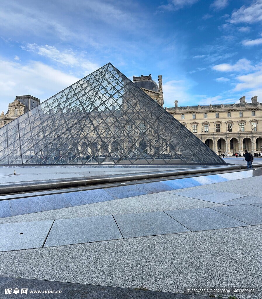 卢浮宫前的玻璃金字塔