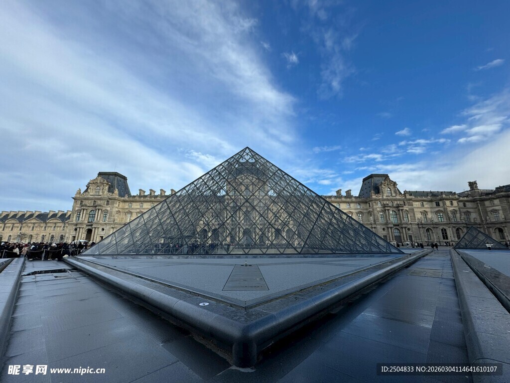 卢浮宫玻璃金字塔景观