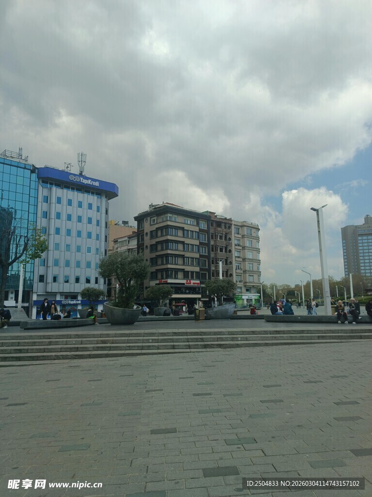 城市河畔建筑群景观