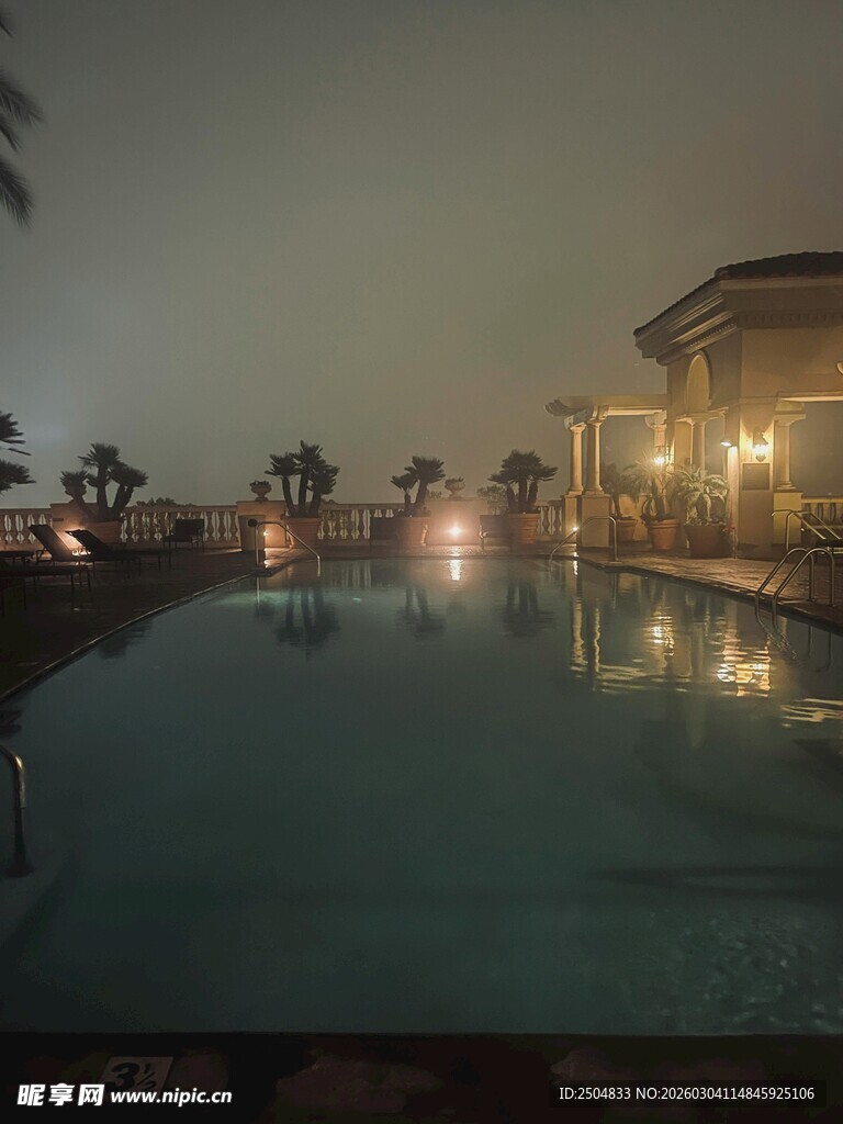 夜晚泳池边的温馨景致