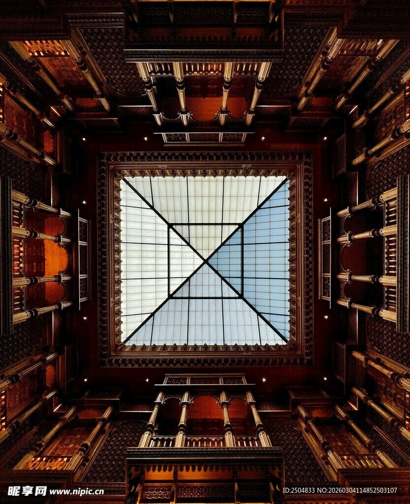 仰视华丽建筑天窗景观