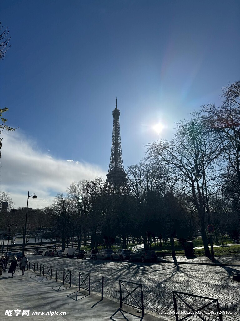 巴黎埃菲尔铁塔下的景致