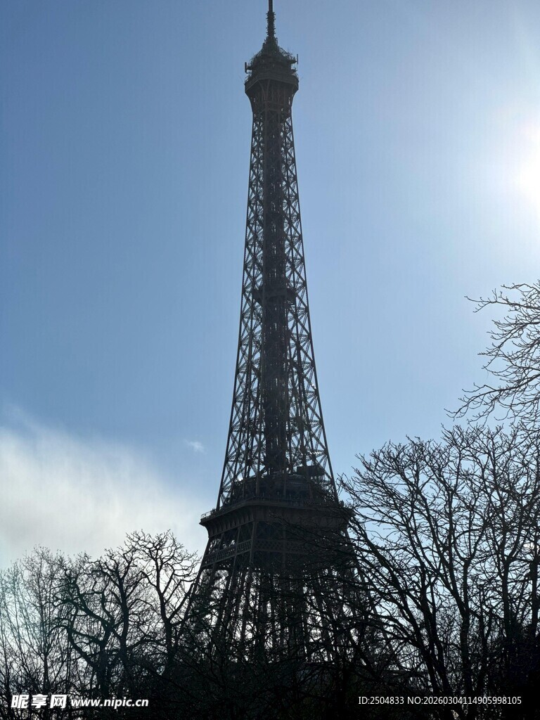 埃菲尔铁塔下的晴朗景致