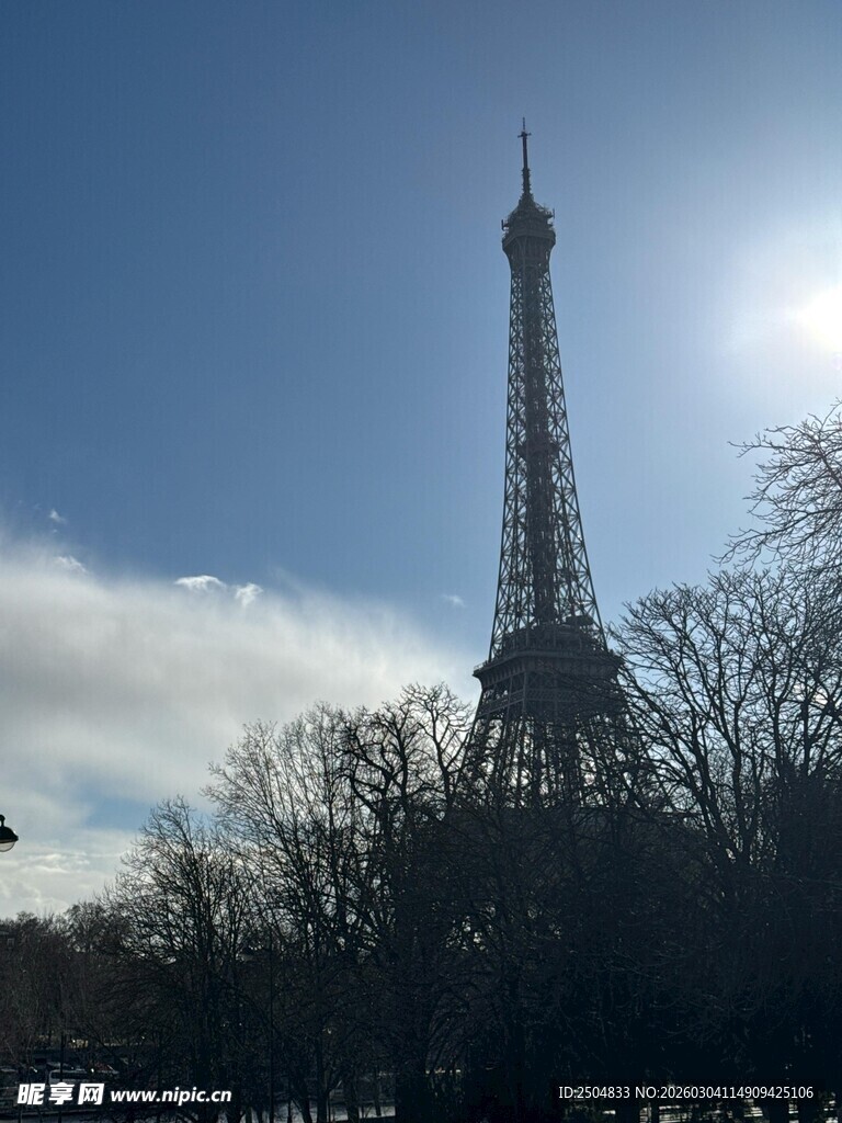 埃菲尔铁塔下的晴朗天空