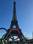 埃菲尔铁塔前的奥运五环