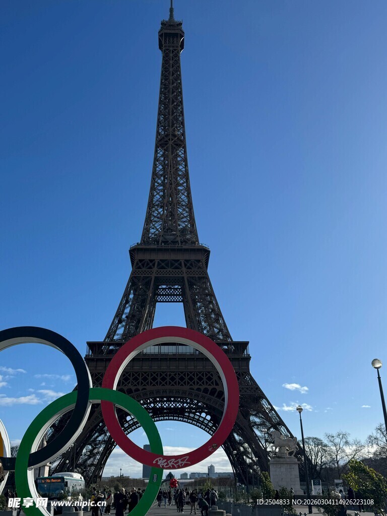 埃菲尔铁塔前的奥运五环
