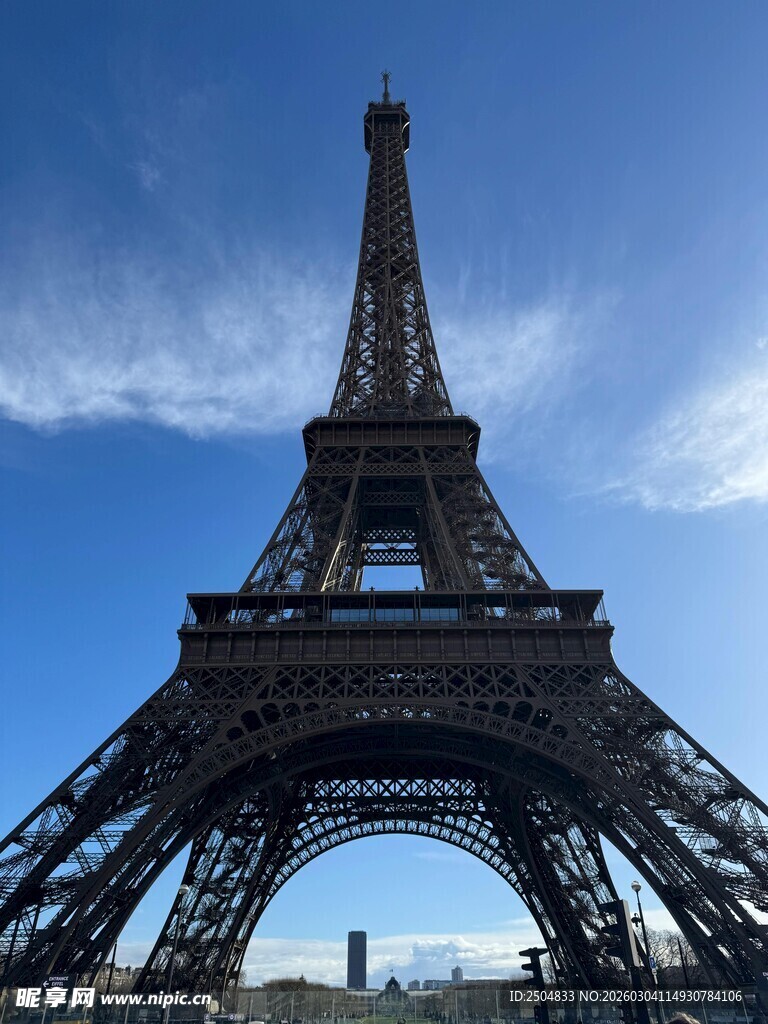 埃菲尔铁塔底部壮观景象