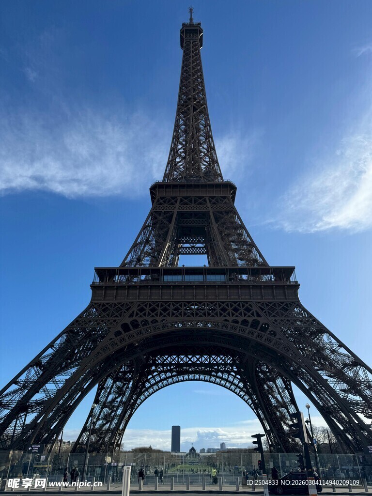 埃菲尔铁塔下的蓝天白云