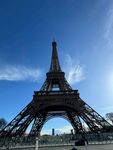 埃菲尔铁塔下的蓝天景致