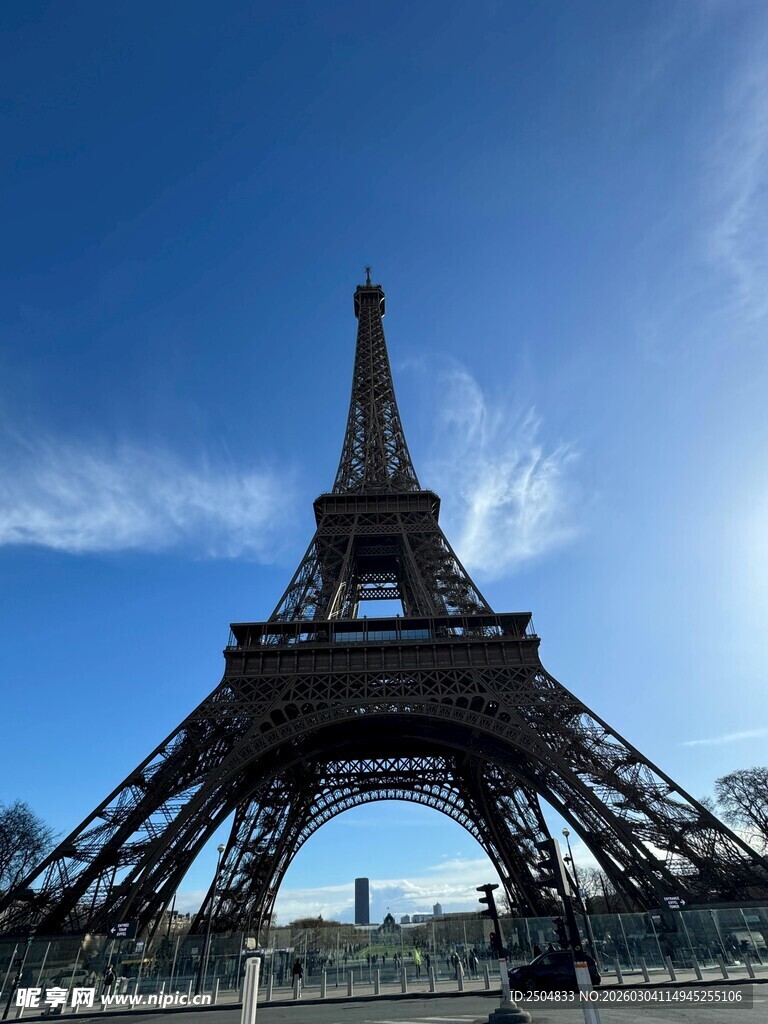 埃菲尔铁塔下的蓝天景致