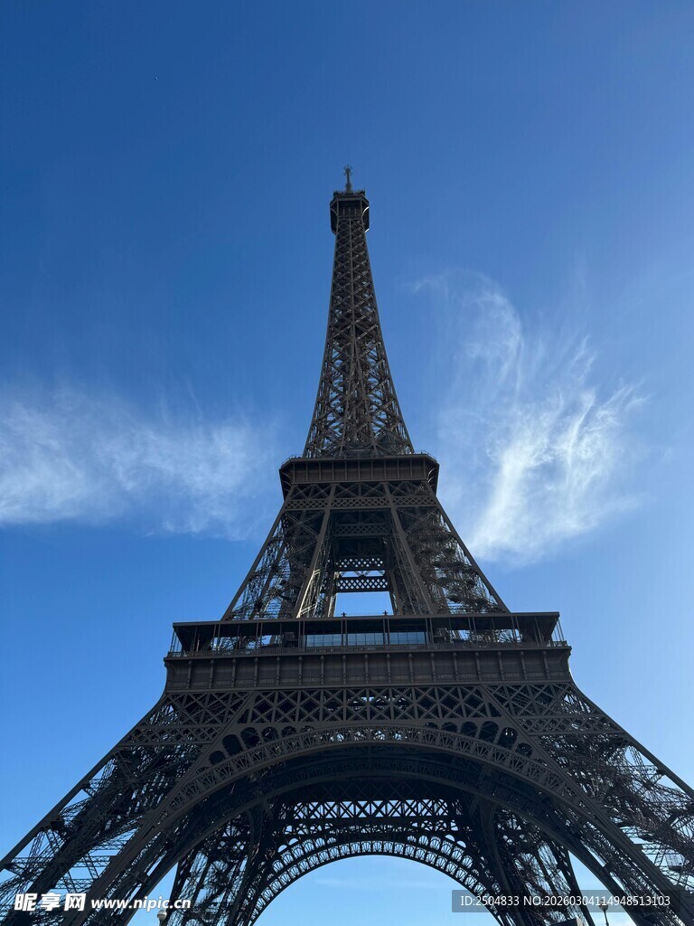 仰望埃菲尔铁塔的雄伟身姿