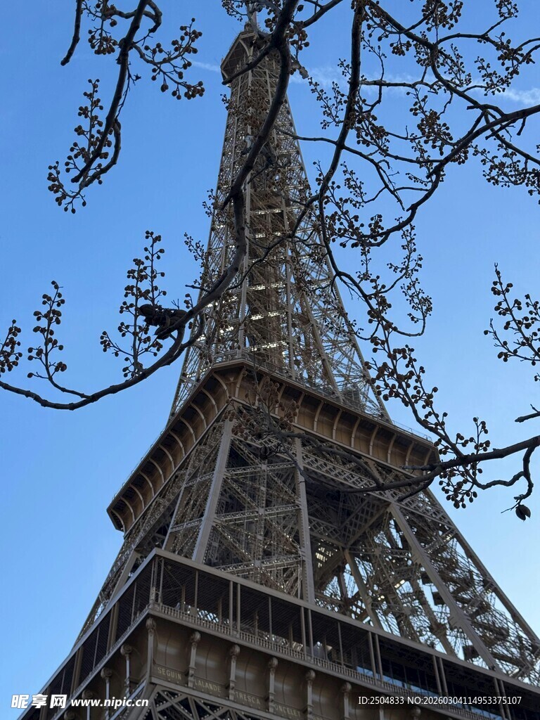 仰视下的埃菲尔铁塔