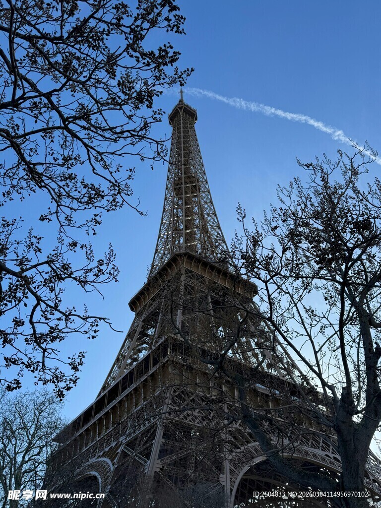 埃菲尔铁塔下的蓝天景象