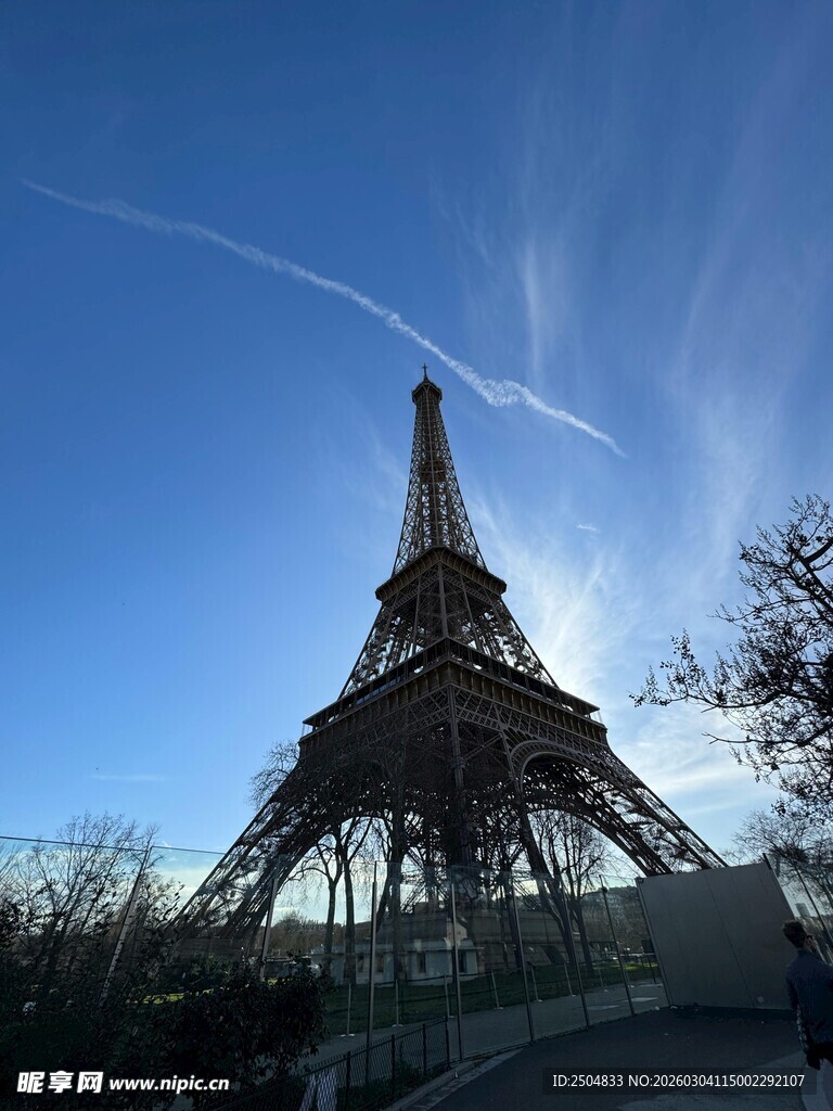 埃菲尔铁塔下的晴朗天空