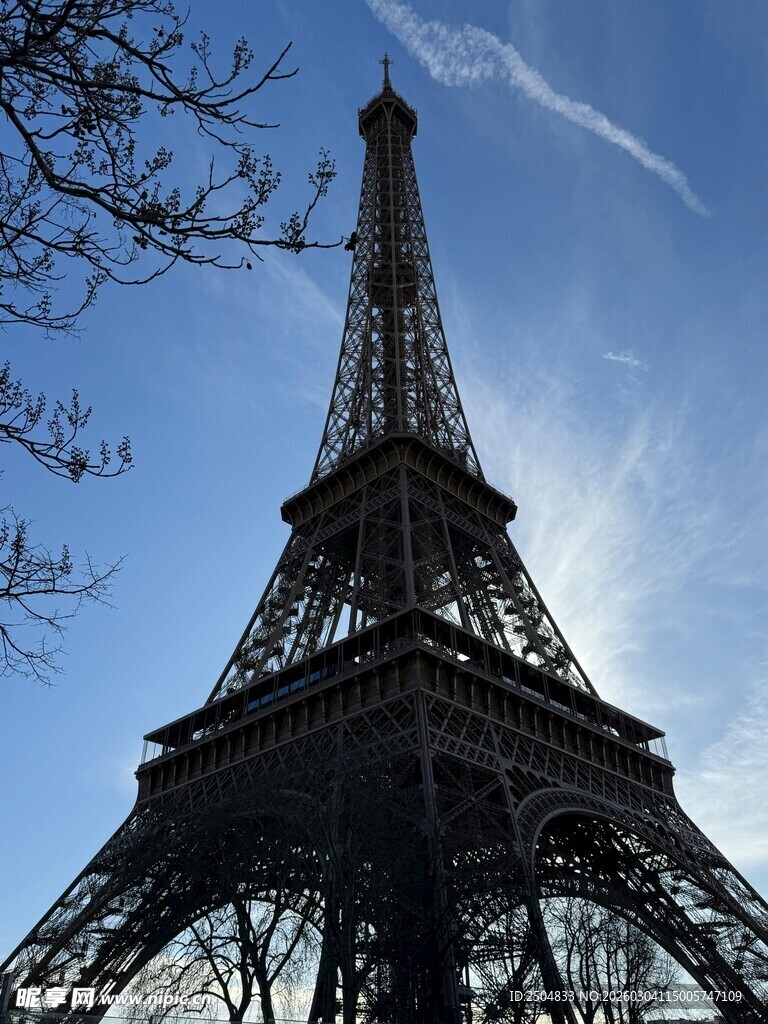 埃菲尔铁塔仰视美景