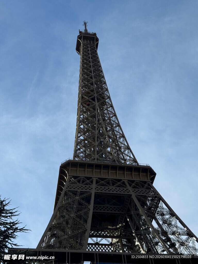 埃菲尔铁塔仰视景观
