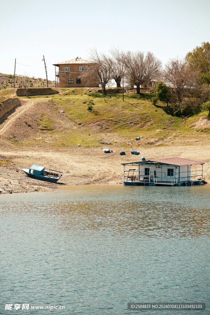 湖畔停泊的船只与小屋