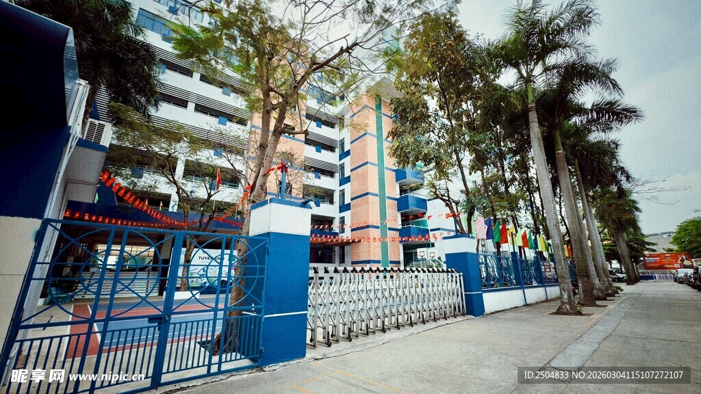 城市街边的蓝白建筑与树木