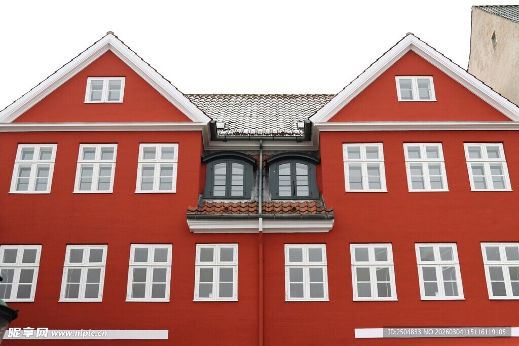 红色北欧风格多层建筑