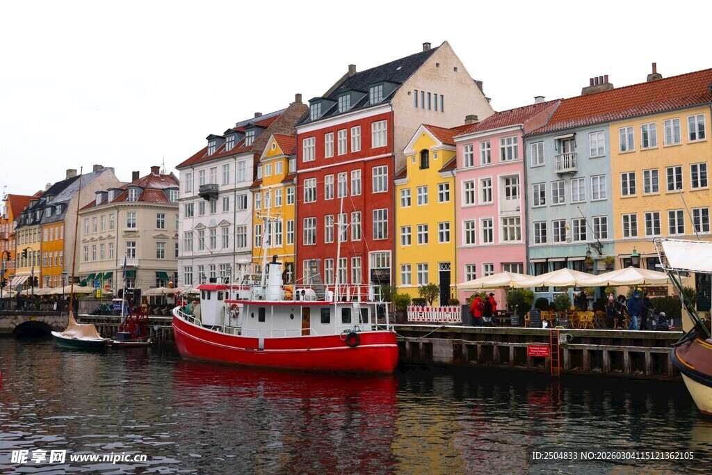 彩色建筑旁的河畔风光