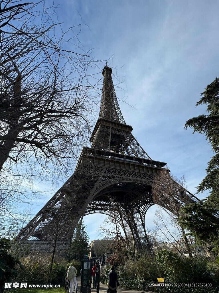 埃菲尔铁塔下的景致