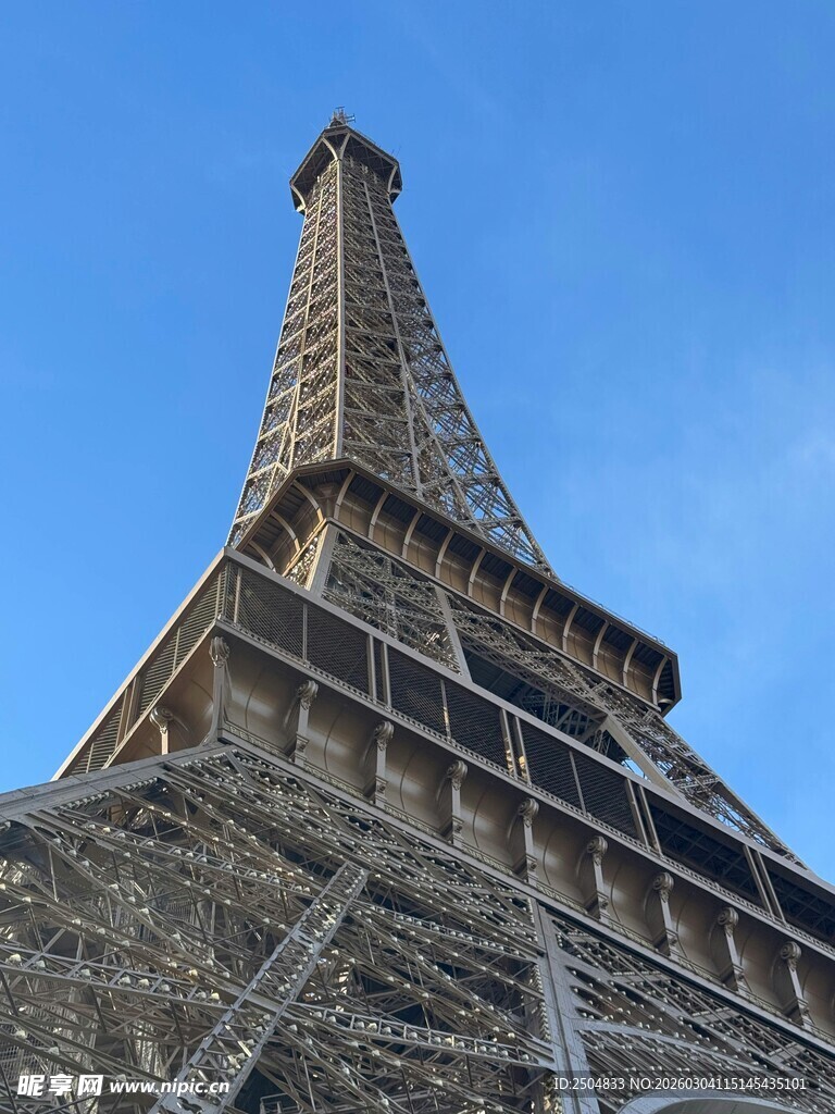 仰望埃菲尔铁塔