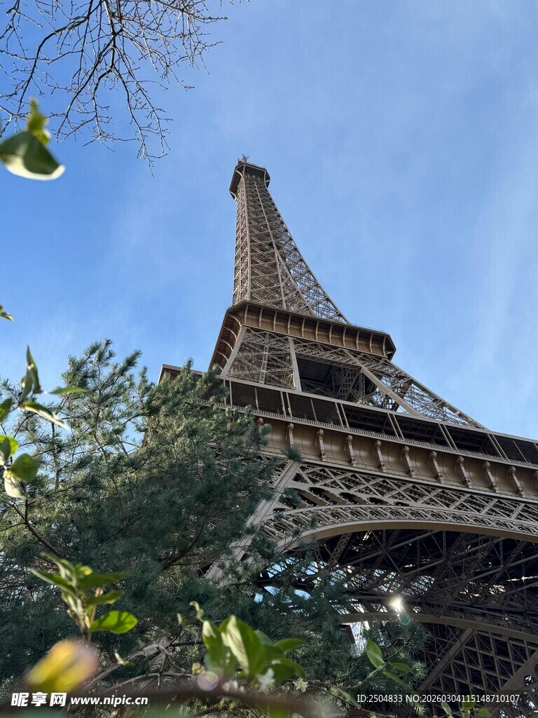 埃菲尔铁塔下的绿意景致