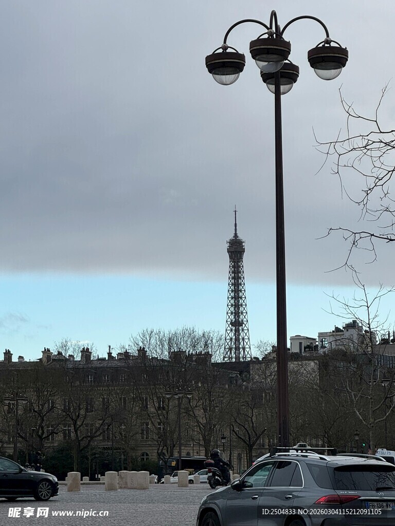 城市街景中的路灯与高塔