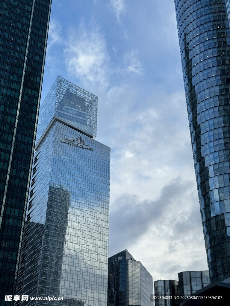 都市摩天大楼与蓝天白云