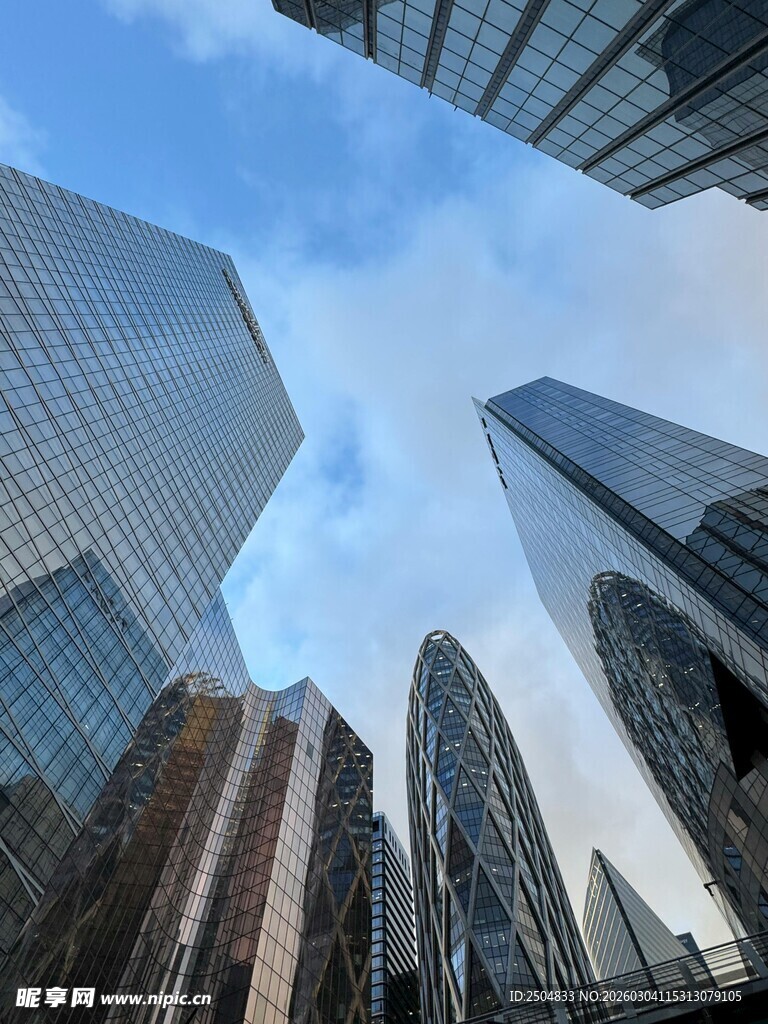 仰视都市摩天大楼景观