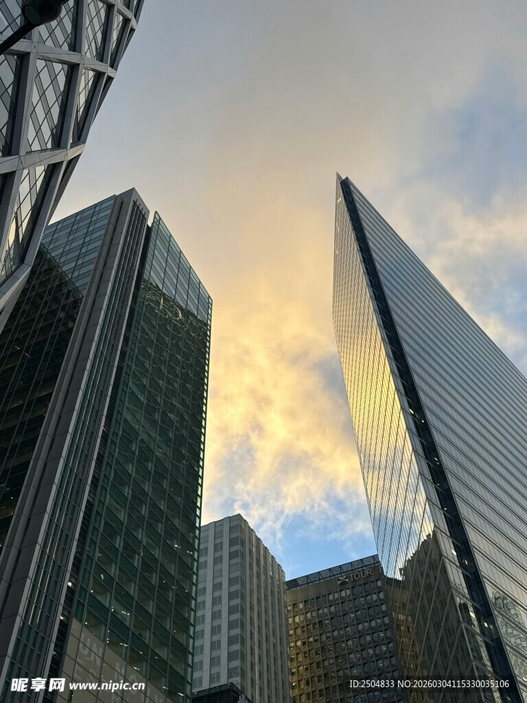 都市高楼与绚丽天空