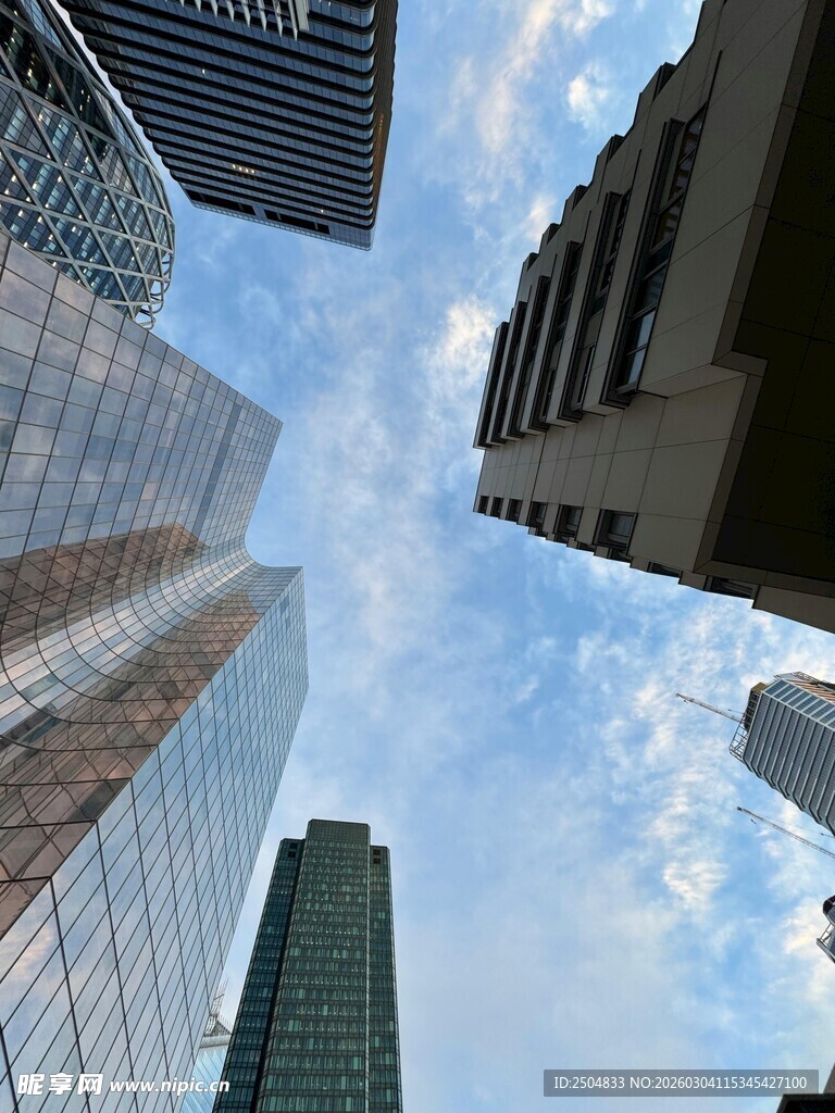 仰视城市高楼大厦天际线