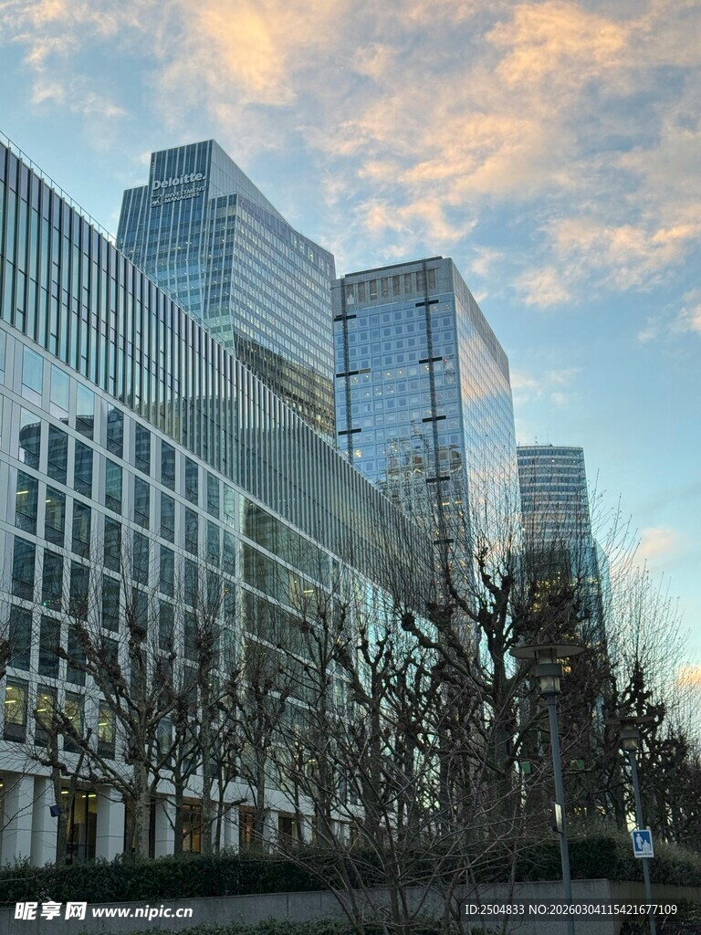 城市高楼与绚丽天空景观