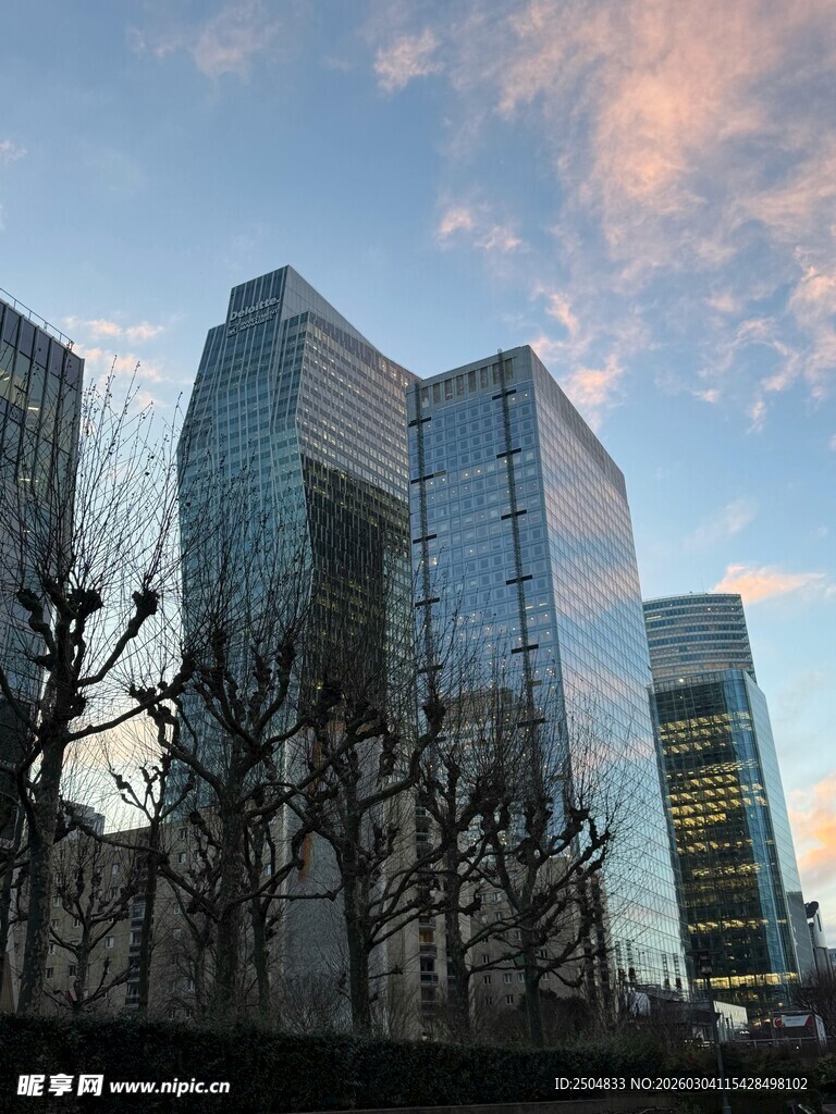 都市摩天大楼与绚丽天空