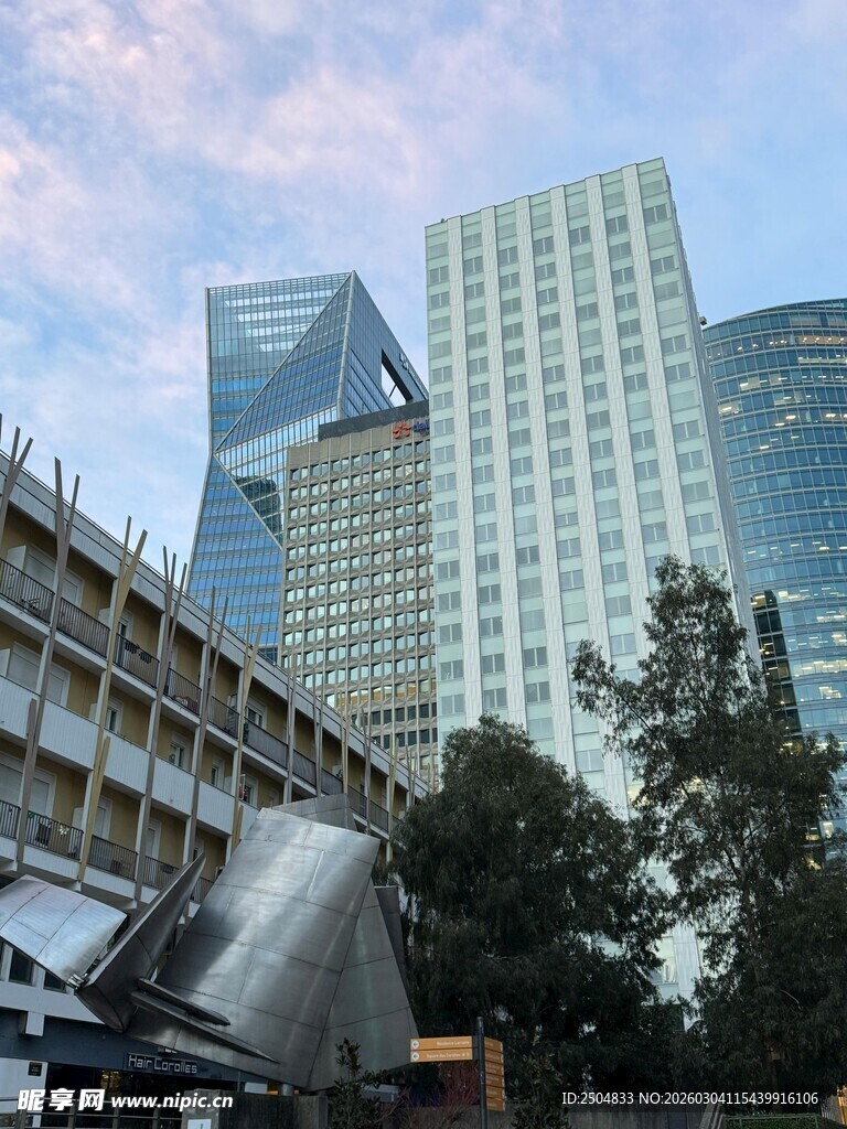 城市高楼与近处建筑景观