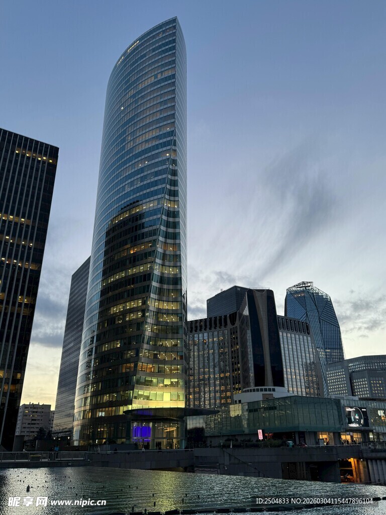 城市河畔摩天大楼夜景