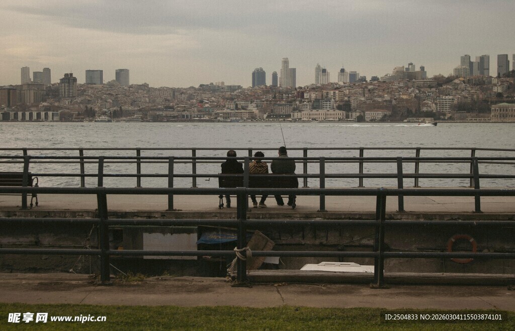 河畔长椅上的休闲时光