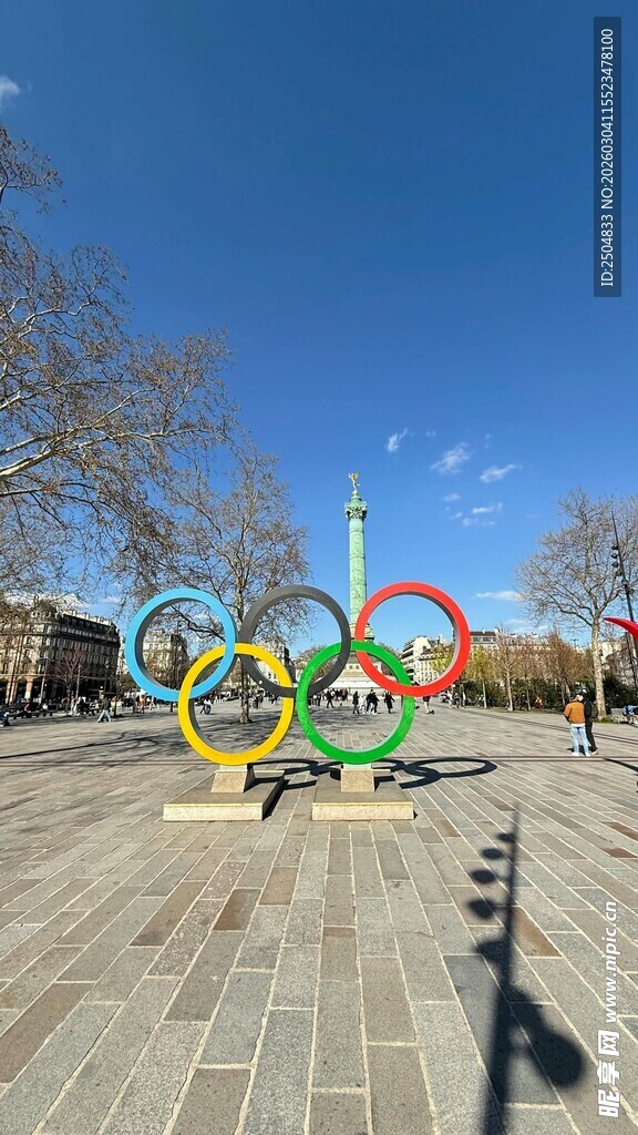 广场上的彩色奥运五环雕塑